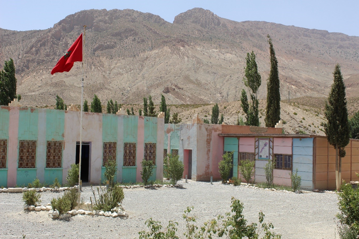 Ecole typique de montagne, classe en pierre, classe béton, classe préfabriquée. Poele à Bois-charbon pour le chauffage Maroc