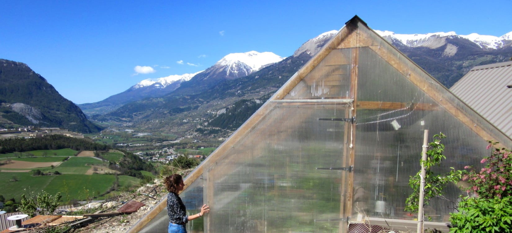 Sous le soleil provençal, des serres bioclimatiques pour une exploitation agricole autonome et écoresponsable