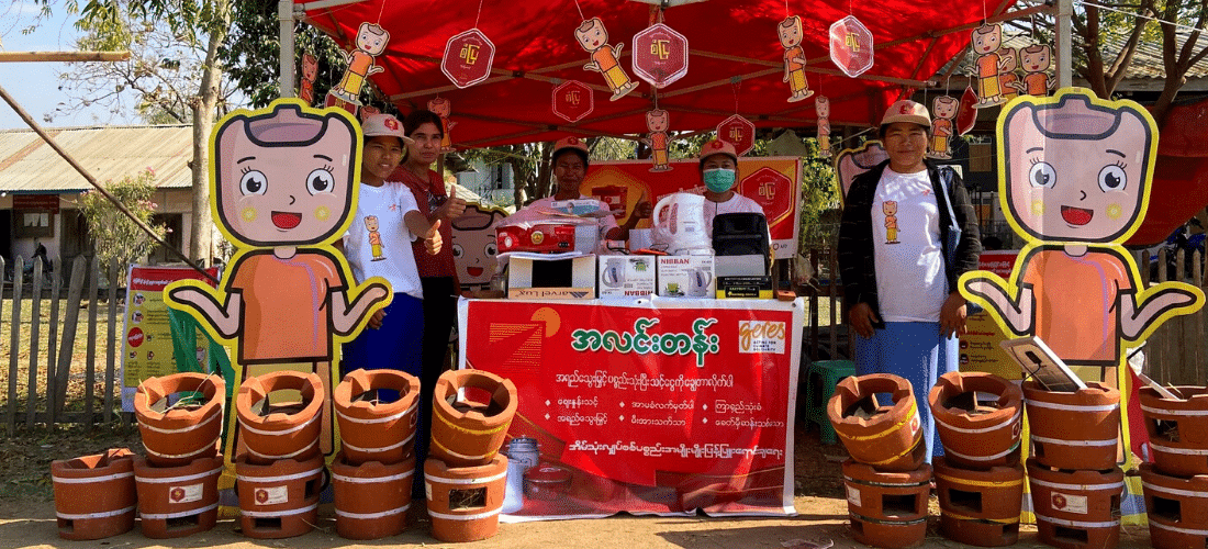 In Myanmar, 9 women trained by Geres in the dissemination of sustainable energy kits participate in the great Pagoda Festival
