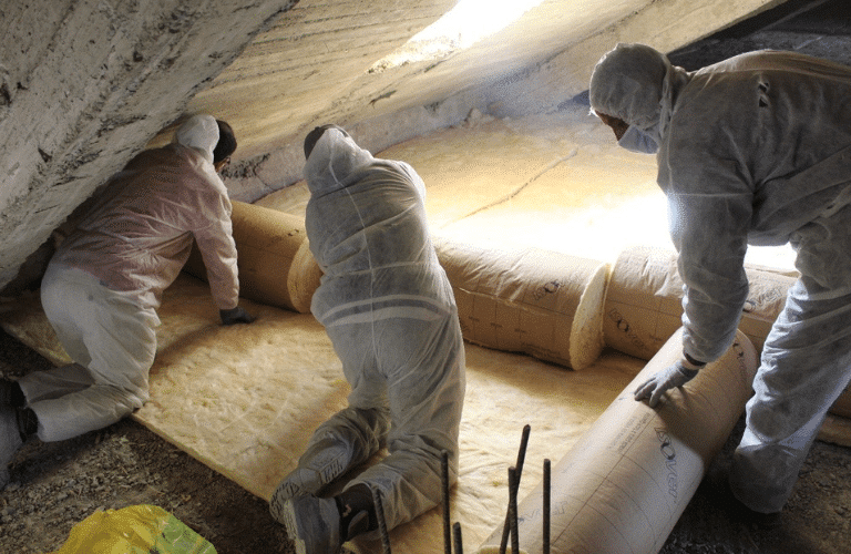 Mise en place des deux couches croisées de laine de verre - CEMAATERR Maroc