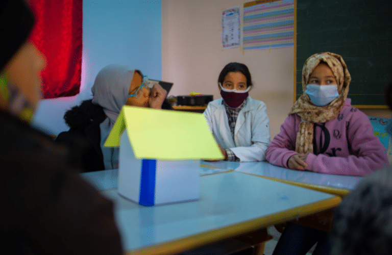 Sensibilisation salle de classe Midelt Maroc à la rénovation des bâtiments