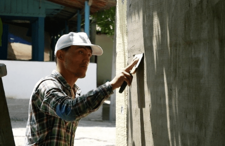 sherzod sur le mur