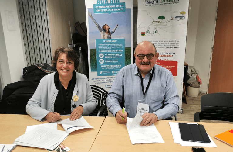 Signature de Marie-Noëlle Reboulet et André Bernard de la chambre agriculture PACA